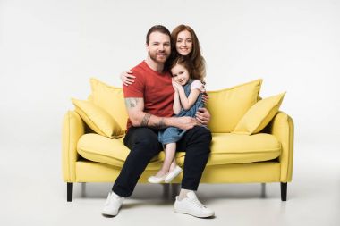 Baba Anne diz üzerine beyaz izole oturan küçük çocuk
