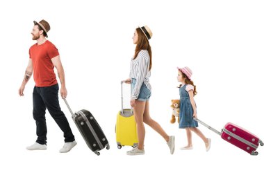 Şık beyaz, seyahat kavramı izole bavullar taşıyan turistler ailesinin