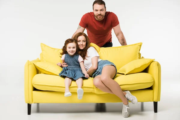 Família Feliz Com Sofá Isolado Branco — Fotografia de Stock