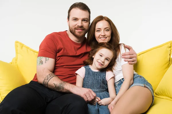 Retrato Una Familia Sonriente Sentada Sofá Aislada Blanco —  Fotos de Stock