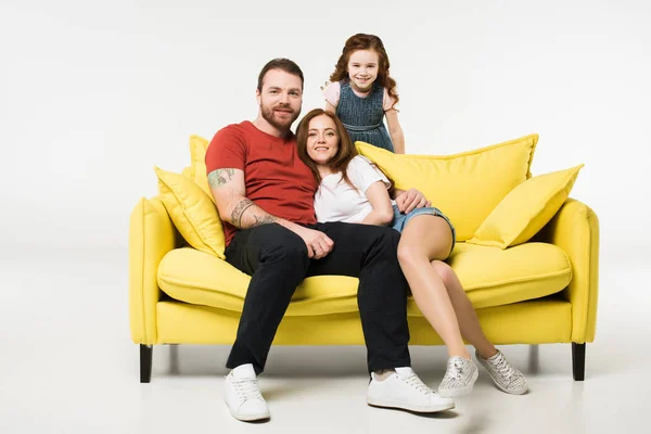 Casal Sentado Sofá Com Filha Atrás Isolado Branco — Fotografia de Stock