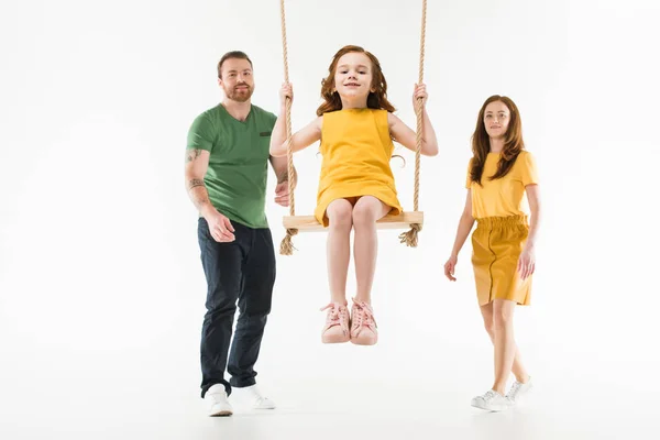Γονείς Ιππασία Μικρή Κόρη Της Ευτυχισμένη Στο Swing Απομονωθεί Λευκό — Φωτογραφία Αρχείου