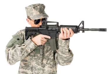 Yakışıklı ordu asker giyen üniforma beyaz izole silahla nişan