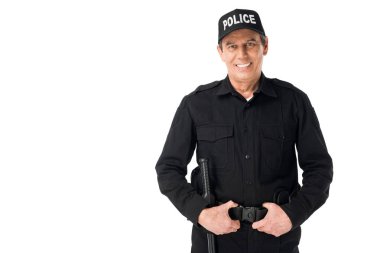 Polis üniformalı ve üzerinde beyaz izole kap gülümseyen