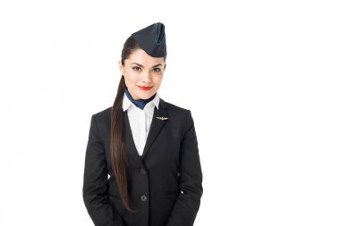 Beyaz izole kamera bakarak gülümseyen genç hostes