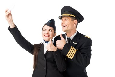 Gülümseyen hostes ve üzerinde beyaz izole pilot alarak selfie