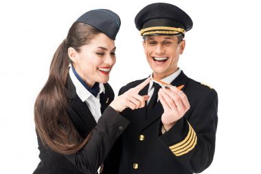 Genç hostes ve pilot beyaz izole oyuncak uçak holding