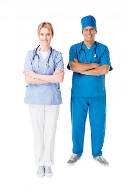 Doktor ve hemşire katlanmış silah ile üzerine beyaz izole