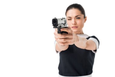 Silah üzerinde beyaz izole amaçlayan hizmetçi üniformalı genç kadın