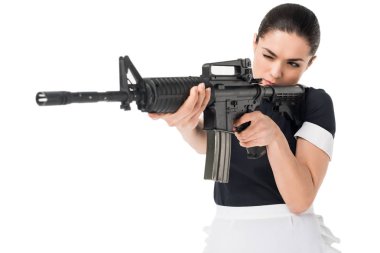 Silah üzerinde beyaz izole amaçlayan hizmetçi üniformalı esmer kadın