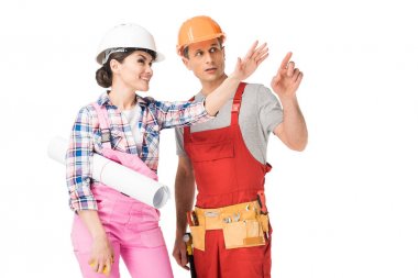 Profesyonel üreticileri adam ve blueprint ve cetvel üzerinde beyaz izole tutan kadın