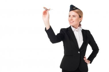 Beyaz izole oyuncak uçak tutan genç hostes