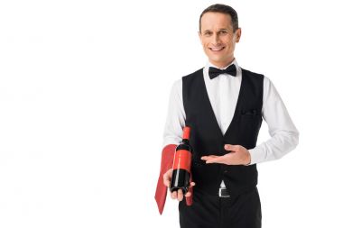 Erkek garson servis beyaz izole şarap şişesiyle