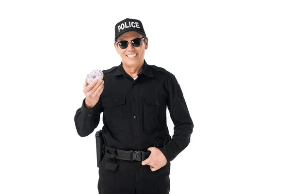 Улыбающийся Полицейский Держит Пончик Изолированным Белом — стоковое фото