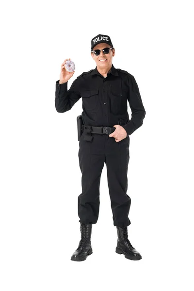 Улыбающийся Полицейский Форме Держит Пончик Изолированным Белом — Бесплатное стоковое фото