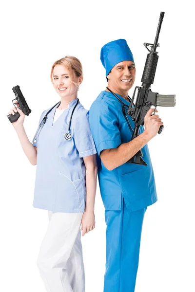 Leende Manliga Läkare Och Sjuksköterska Med Kanoner Isolerad Vit — Gratis stockfoto