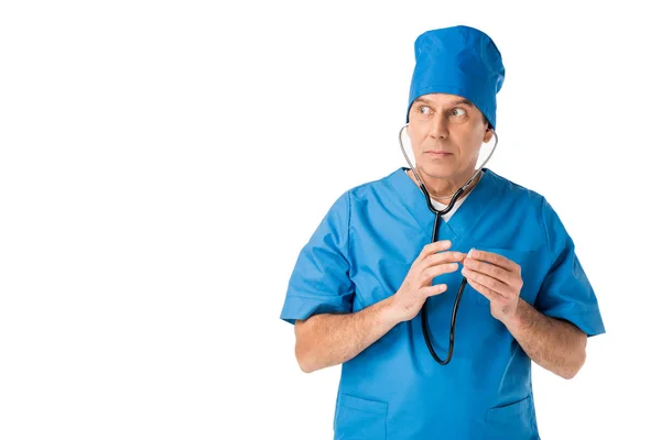 Médecin Surpris Uniforme Avec Stéthoscope Isolé Sur Blanc — Photo