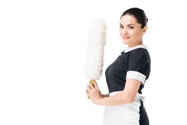 Sorrindo Empregada Doméstica Uniforme Segurando Espanador Isolado Branco — Fotografia de Stock