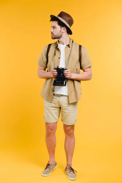 Jovem Viajante Masculino Shorts Segurando Câmera Olhando Para Longe Isolado — Fotografia de Stock