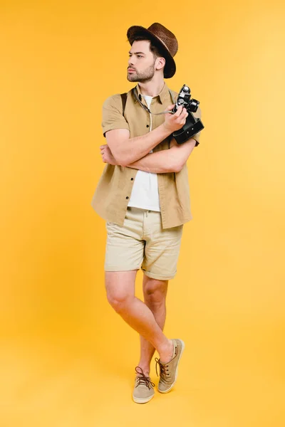 Visão Comprimento Total Jovem Viajante Masculino Segurando Câmera Olhando Para — Fotografia de Stock