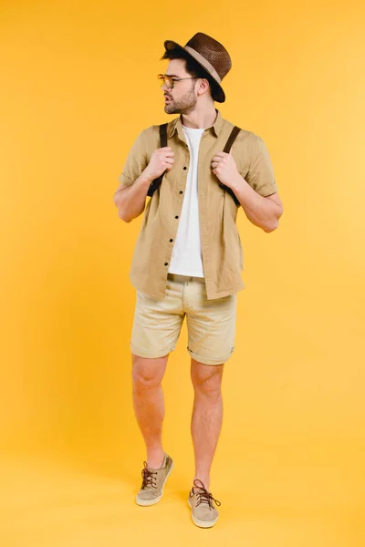 Joven Guapo Con Mochila Mirando Hacia Otro Lado Aislado Amarillo —  Fotos de Stock