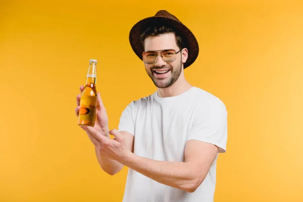 Joven Con Sombrero Gafas Sol Mostrando Botella Vidrio Con Bebida — Foto de Stock