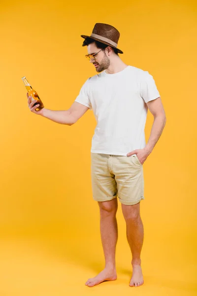 Młody Człowiek Boso Szorty Trzymając Butelki Napój Lato Żółty Kapelusz — Zdjęcie stockowe
