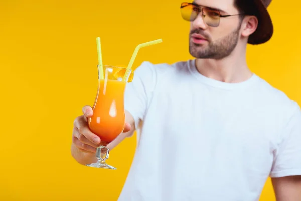 Närbild Skäggig Ung Man Hålla Glas Sommar Cocktail Isolerad Gul — Stockfoto