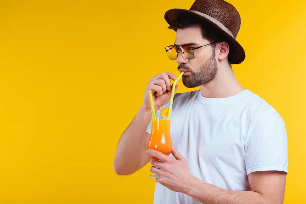 Schöner Bärtiger Junger Mann Mit Hut Und Sonnenbrille Trinkt Sommercocktail — Stockfoto