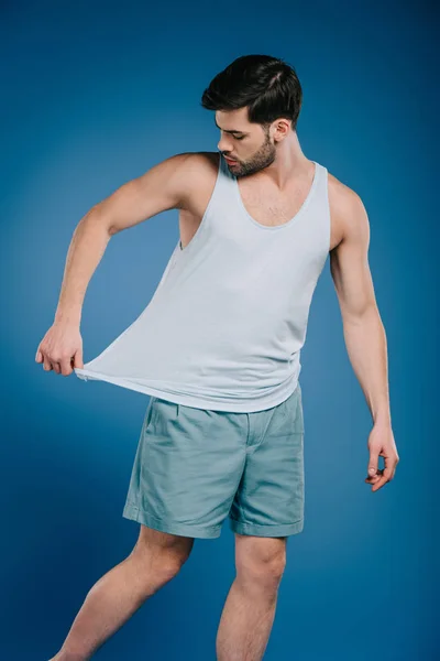 Joven Pantalones Cortos Mirando Singlet Blanco Azul — Foto de Stock