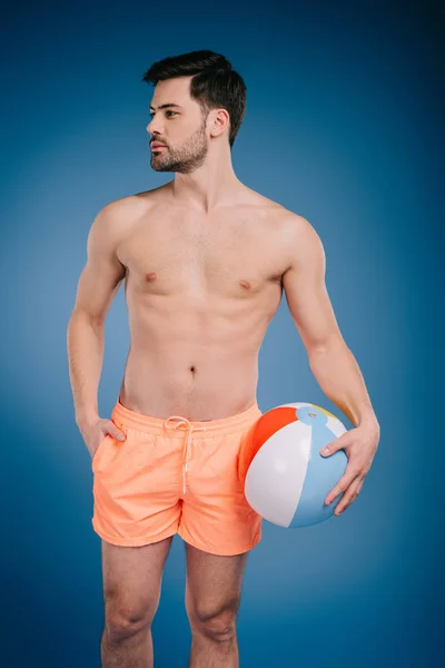 Guapo Joven Sin Camisa Hombre Pantalones Cortos Sosteniendo Pelota Playa — Foto de Stock