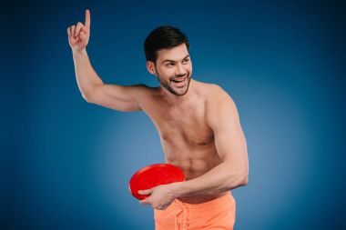 yakışıklı genç adam uçan holding kısa filmlerde disk ve uzak mavi arıyor