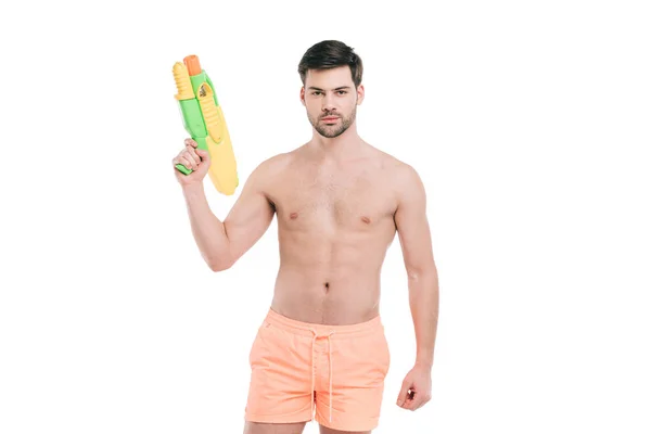 Joven Guapo Pantalones Cortos Sosteniendo Pistola Agua Mirando Cámara Aislada — Foto de Stock