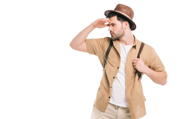 バックパックして白で隔離距離を保持している帽子の若い旅行者 — ストック写真