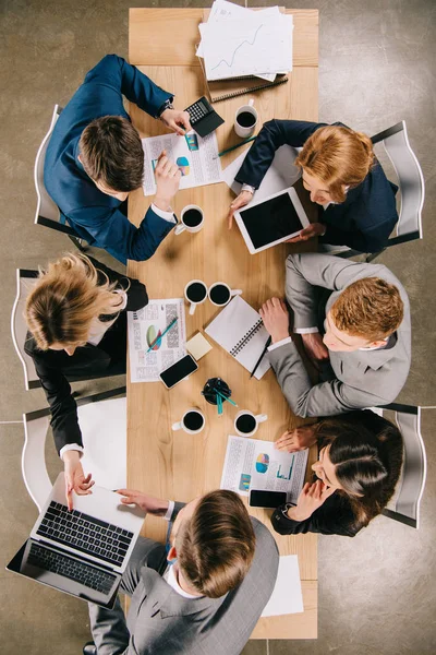 Oversyn Forretningsmenn Som Viser Fram Digitale Hjelpemidler Kaffekopper Dokumenter Partnere – stockfoto