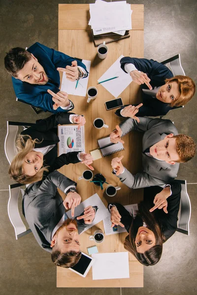 Visão Superior Colegas Negócios Mostrando Dedos Médios Sentados Mesa Escritório — Fotografia de Stock