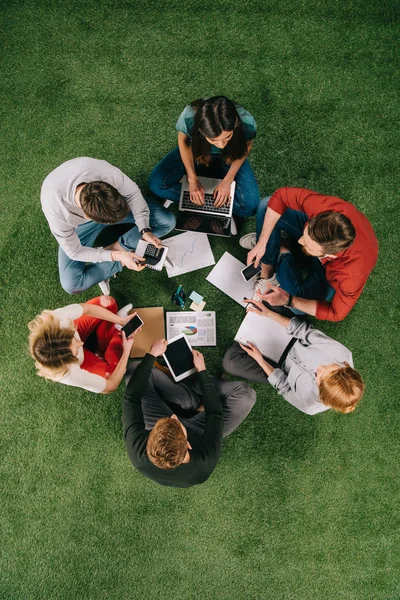 Overhead View Businesspeople Working Devices Documents Grass — Stock Photo, Image