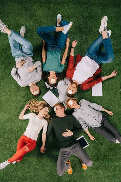 Top View Smiling Businesspeople Playing Game Called Who — Stock Photo, Image