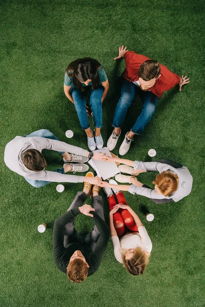 Overhead View Business Partners Holding Hands Sitting Another Colleagues Grass — Free Stock Photo