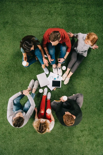 Bovenaanzicht Van Collega Met Koffie Bespreken Gras — Stockfoto