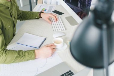 Işık ofiste bilgisayar klavye yazarak adam görünümünü yakın çekim