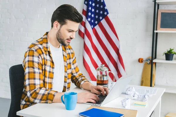 Empresario Escribiendo Teclado Del Ordenador Portátil Oficina Casa — Foto de Stock