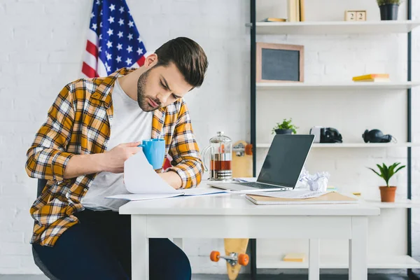 Geschäftsmann Studiert Vertrag Und Trinkt Kaffee Home Office — kostenloses Stockfoto