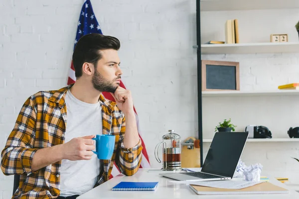 Nachdenklicher Mann Trinkt Kaffee Arbeitstisch Home Office — Stockfoto