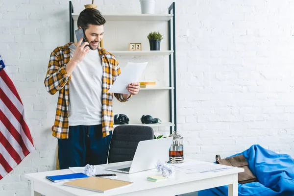 Sonriente Hombre Hablando Por Teléfono Sosteniendo Papel Oficina Luz — Foto de Stock