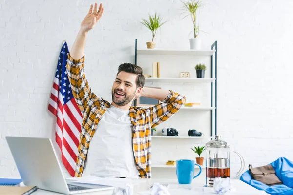 Sonriente Hombre Estiramiento Por Mesa Trabajo Casa Oficina — Foto de Stock