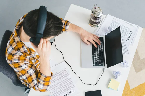 Översiktsbild Mannen Hörlurar Arbetar Laptop Tabellen Ljus Kontor — Stockfoto