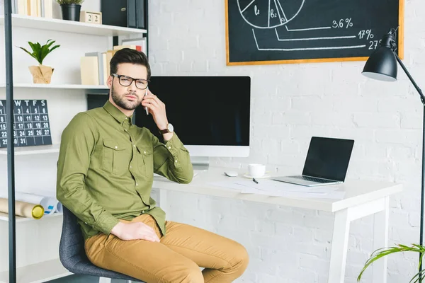 Freelancer Trabajando Por Ordenador Hablando Por Teléfono Oficina Luz — Foto de Stock