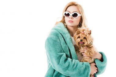 Sevimli köpek üzerinde beyaz izole tutan kürk giyen sarışın kadın