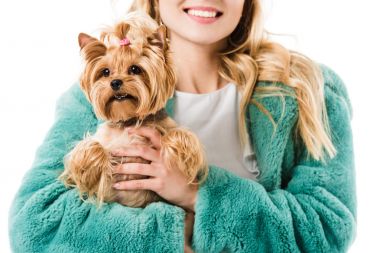Genç Moda kız holding sevimli köpek üzerinde beyaz izole